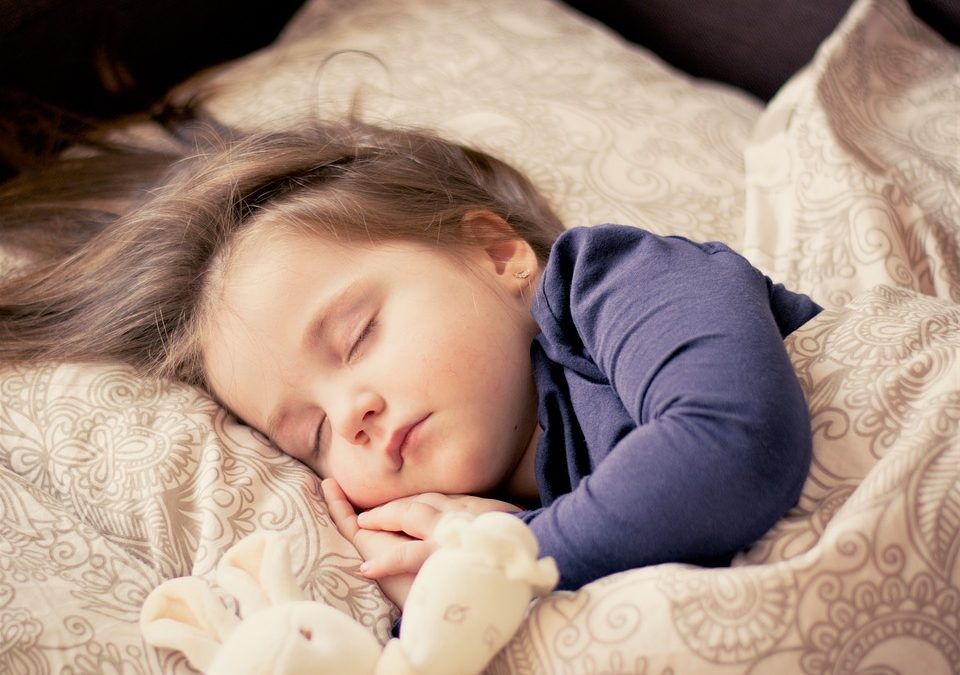 Bebês começam a dormir a noite toda entre 2 e 4 meses de idade