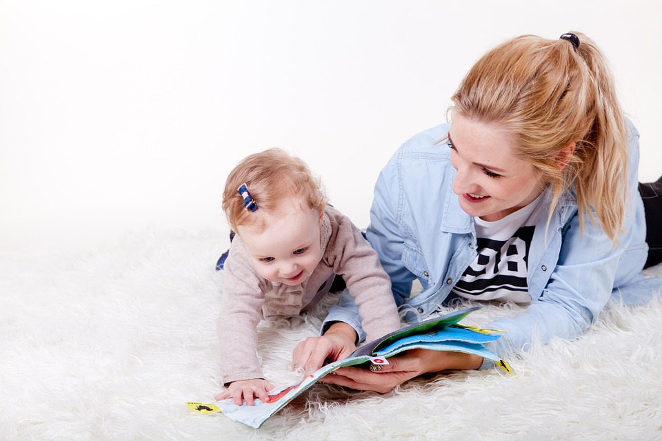 Por que ler em voz alta para o seu bebê é tão importante?