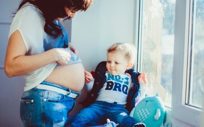 O desafio de estar grávida com criança no colo!